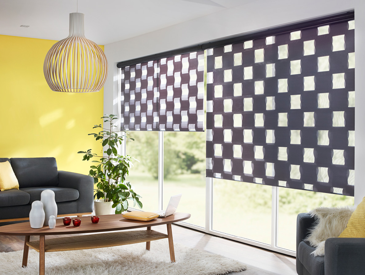 erfal Magazin Doppelrollo Katalog 2018 modernes Wohnzimmer gelber Wand und schwarzen Sherli Vorhang