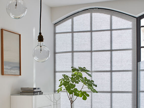 Sonnenschutz für halbrunde Fenster mit Wabenplissees