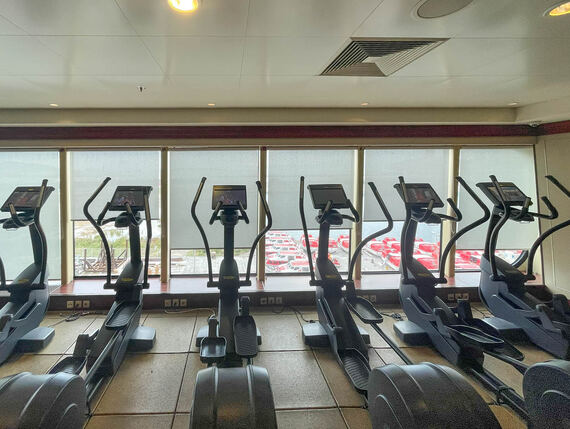 Rollos im Fitnessstudio eines Kreuzfahrtschiffs