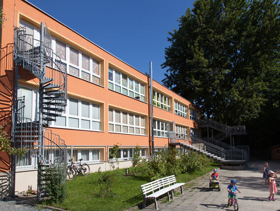 erfal Unternehmen Service für Architekten Objekteure Objektausstattung Schulen Kindergärten Fassade außen
