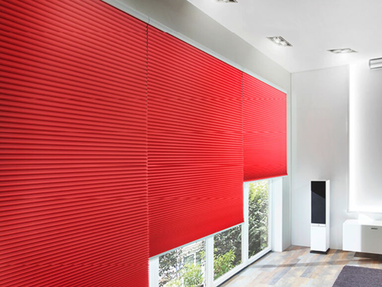 rotes Wabenplissee für Fenster als energiesparender Sonnenschutz