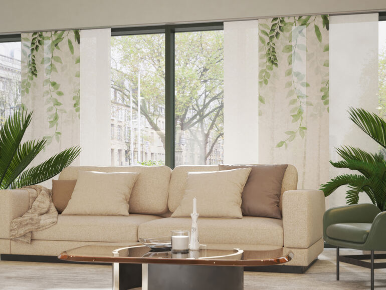 Modernes Wohnzimmer mit Flächenvorhängen und botanischem Blätterranken-Motiv