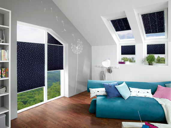 Sonnenschutz für Dachfenster - blaue Plissees von erfal